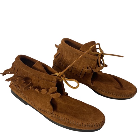 New Minnetonka Classic Fringe Hardsole Moccasin Boot in brown size 6.5 - Picture 2 of 7